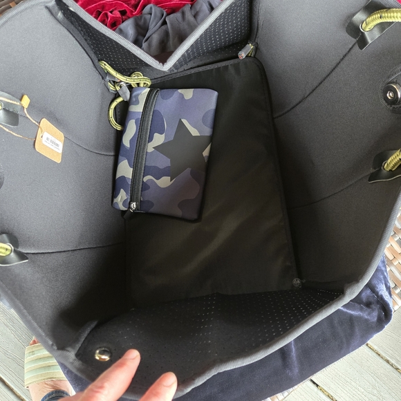 Camo Neoprene Tote Bag Rope Handles Star Accent w/ Zip Pouch - Picture 9 of 9